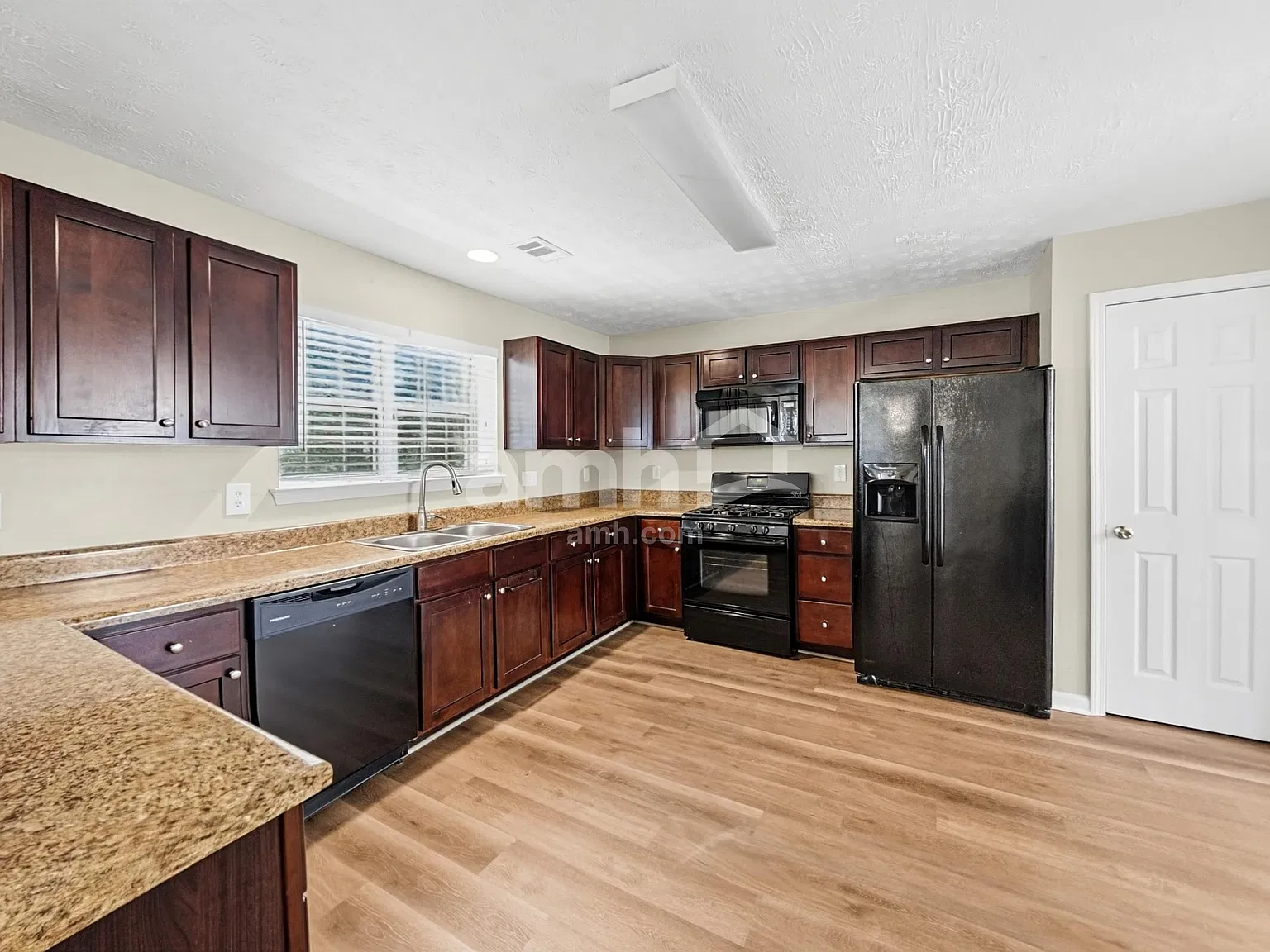 6 bed, 3.5 bath, 2184 sqft, $2,625 — Photo 4