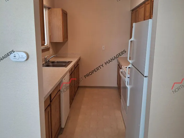 312 E Locust St — Photo 4