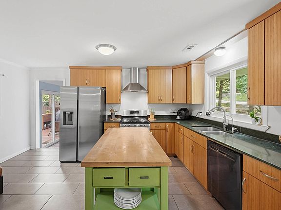 4th image of 304 Oakmont Ln