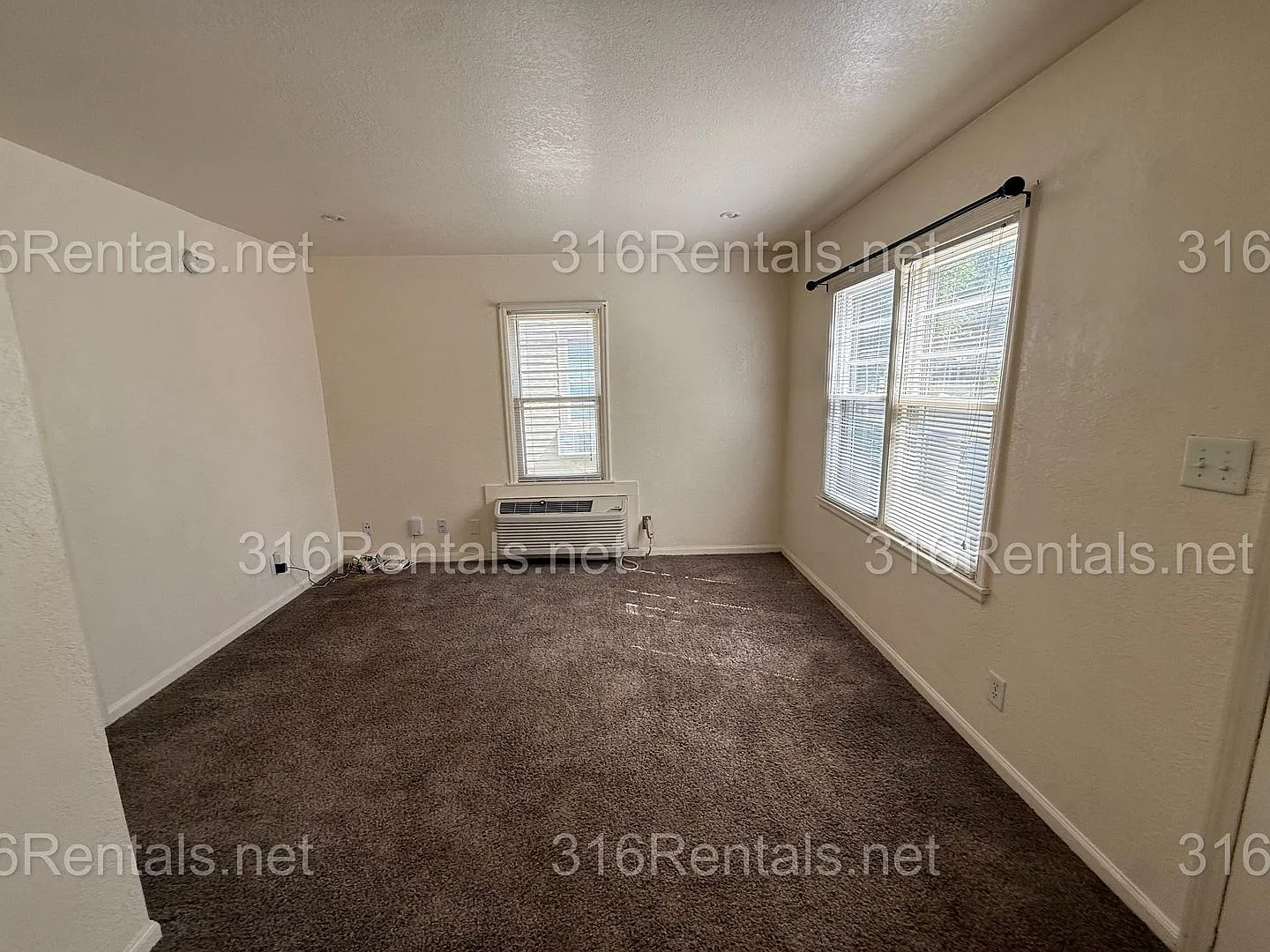 $560 - 1 bed 1 bath Duplex — Photo 4