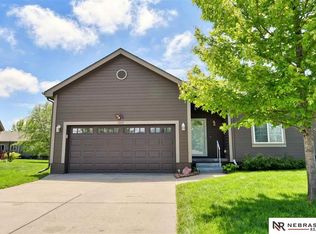 1005 Woodview Dr, Papillion, NE 68046