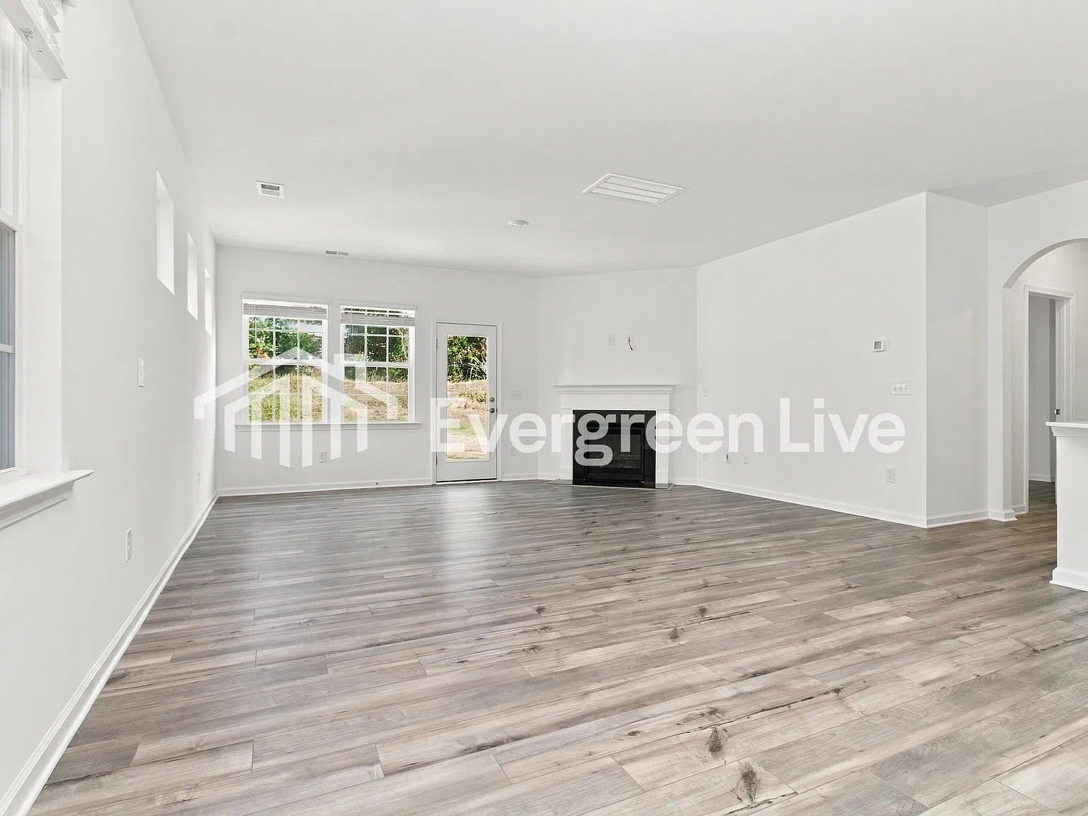 4 bed, 2.5 bath, 2649 sqft, $2,130 — Photo 2