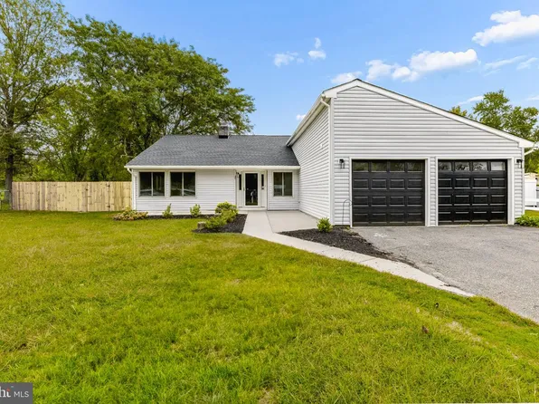 37 Pinewood Ln, Sicklerville, NJ 08081