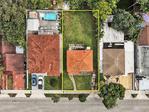 3rd image of 831 NW 21st Ct