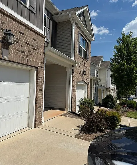 1015 Brightskies St — Photo 4