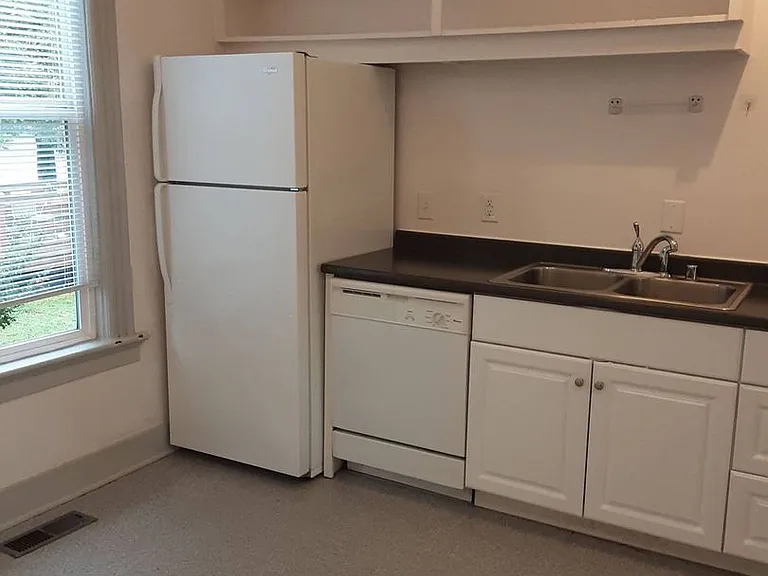 511 E Chestnut St — Photo 2