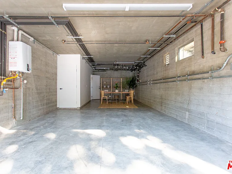 8870 Wonderland Ave — Photo 23