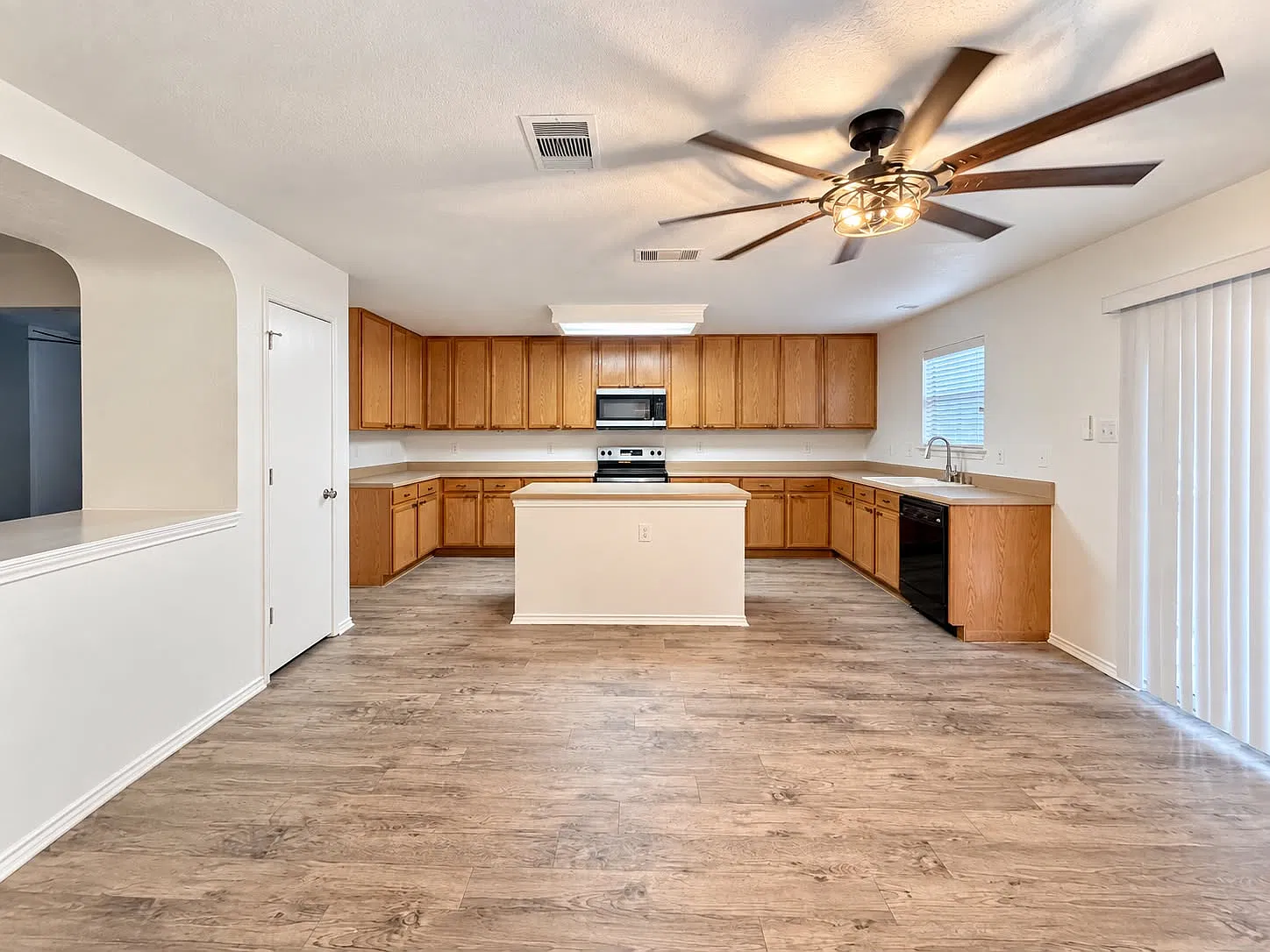 4 bed, 2.5 bath, 3318 sqft, $2,100 — Photo 4