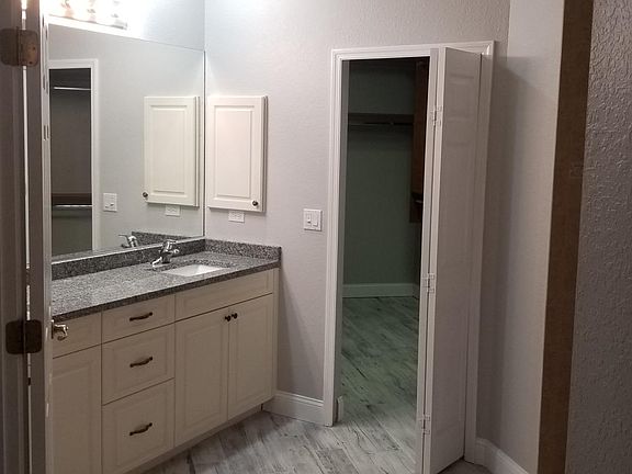 Master 2-sink bath to walkin closet