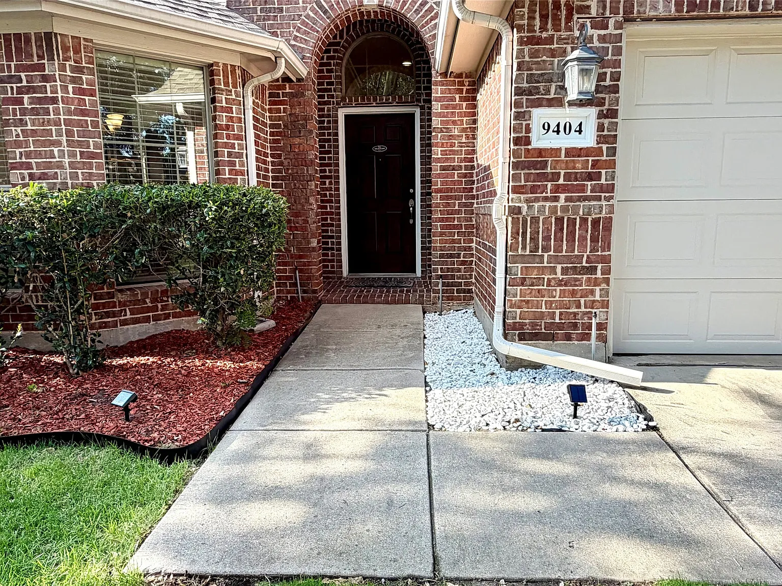 3 bed, 2.0 bath, 1669 sqft, $2,300 — Photo 2
