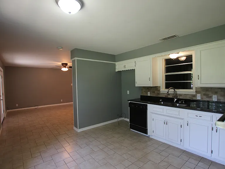 2930 Williamsburg Dr — Photo 10