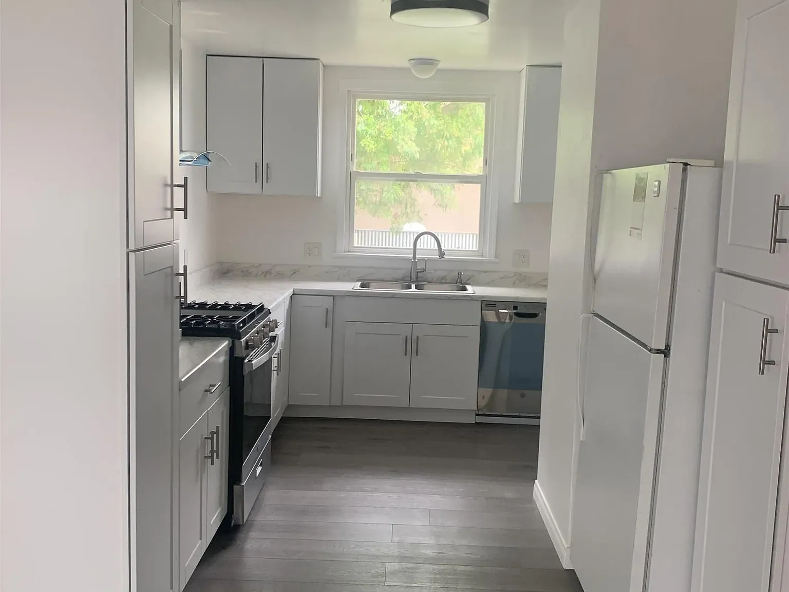 3 bed, 2.0 bath, 1008 sqft, $3,500 — Photo 2