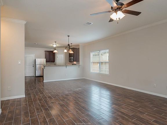 3rd image of 302 Live Oak St