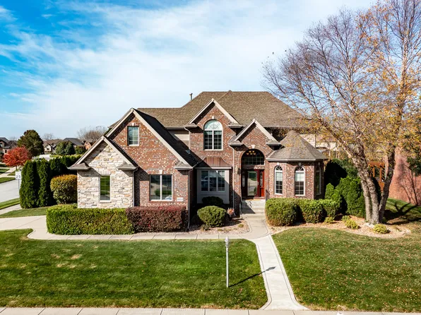 1014 E Cambridge Dr, Schererville, IN 46375