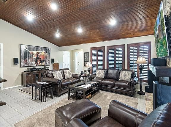 5th image of 26 Royal Oaks Blvd