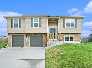 902 Whippoorwill Ln, Oak Grove, MO 64075