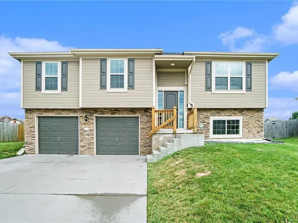 902 Whippoorwill Ln, Oak Grove, MO 64075