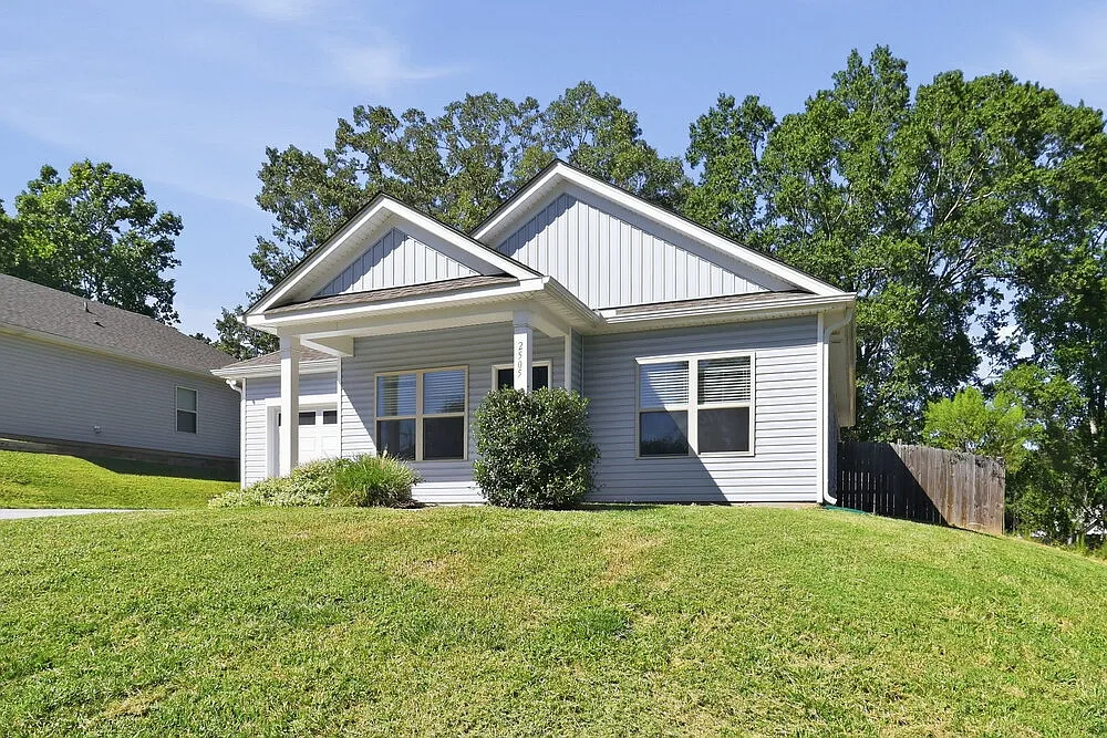 3 bed, 2.0 bath, 1167 sqft, $1,805 — Photo 3