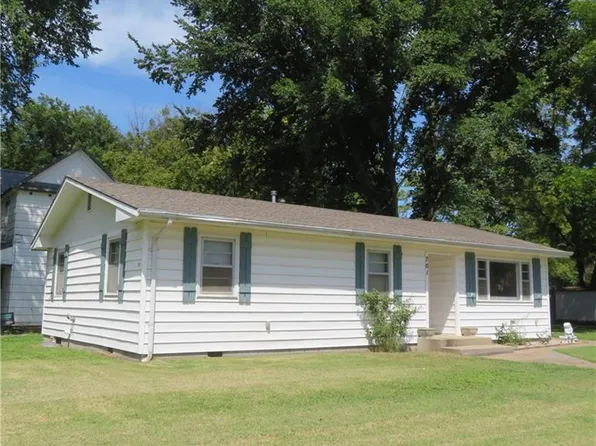 701 N Chestnut St, Iola, KS 66749