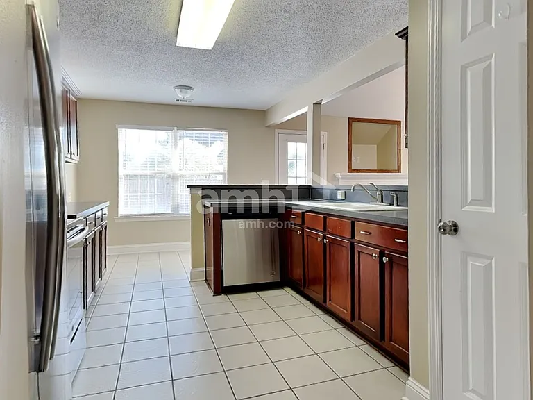 738 Laurel Hill Cir — Photo 3