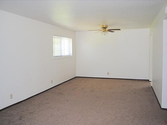 Living Room/Dining Area