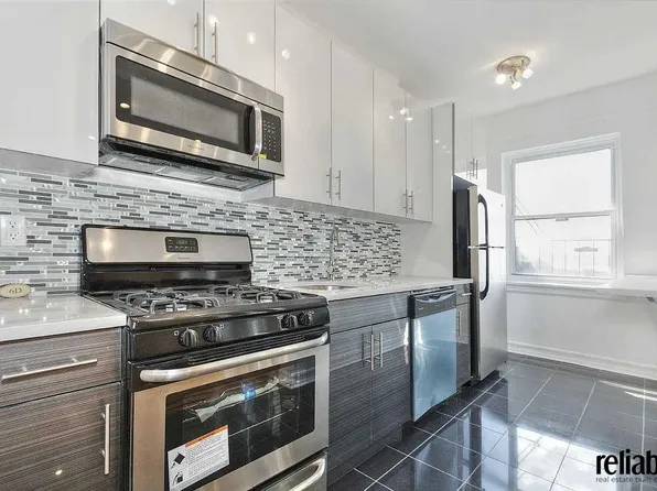 130 Bayridge Parkway image 3 of 9