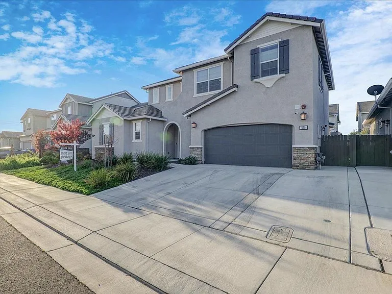 579 Honeysuckle Dr — Photo 2