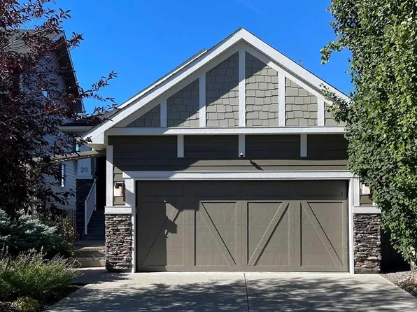 211 NE Valley Pointe Pl NW, Calgary, AB T3B 6B2