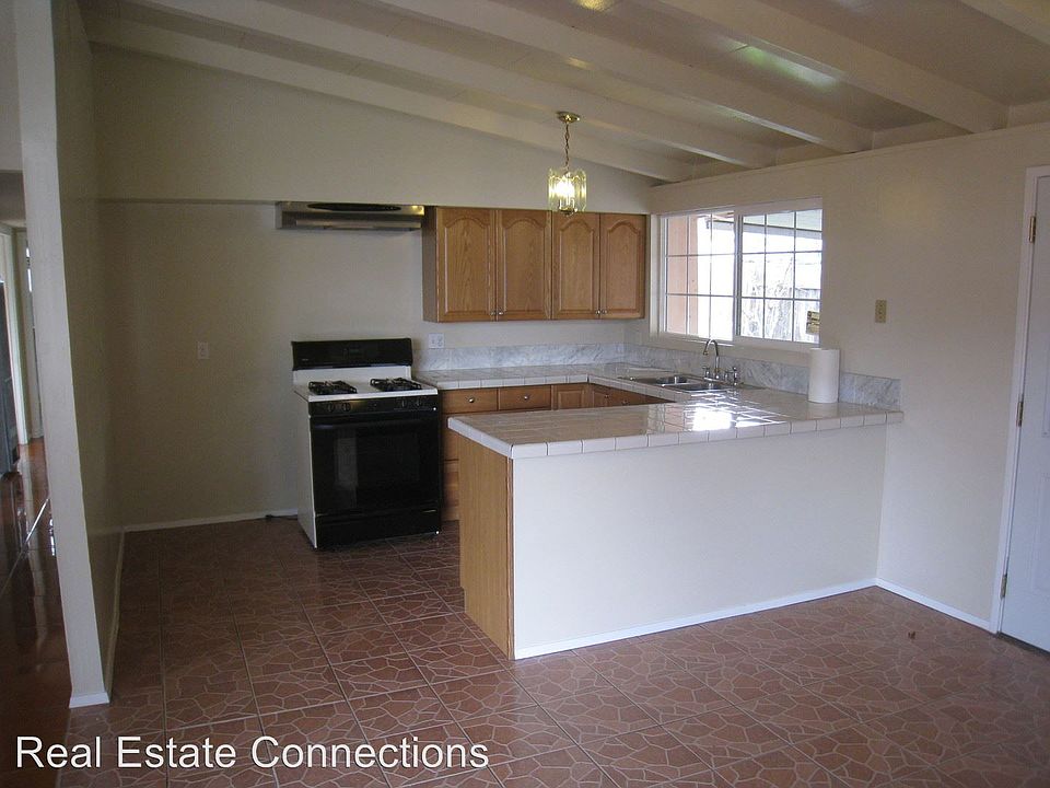 2nd image of 886 Lakemuir Dr