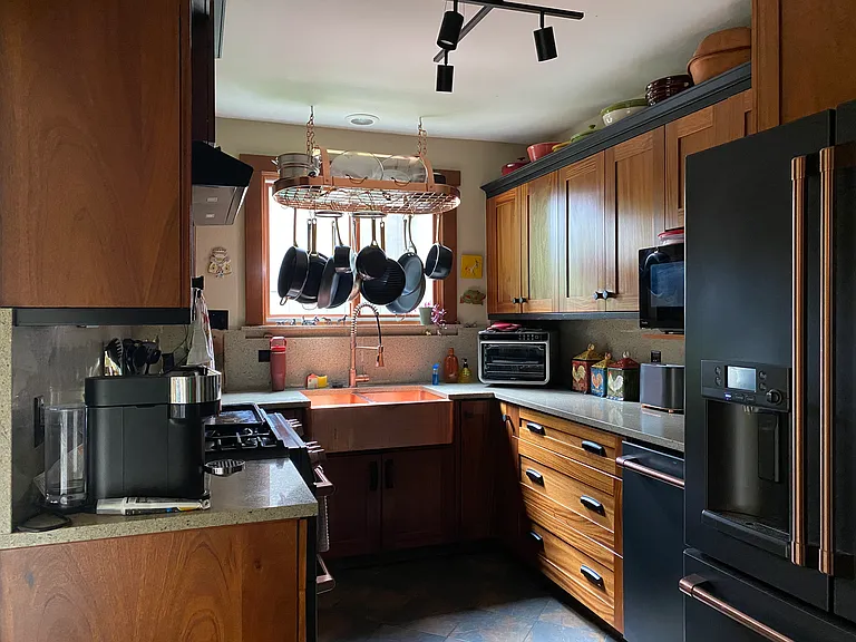 NW 6th Ave — Photo 7