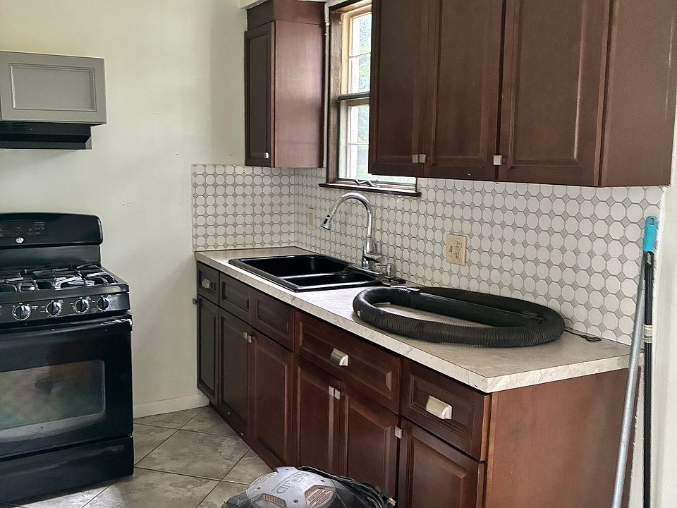1st image of 495 Carey Ave #1