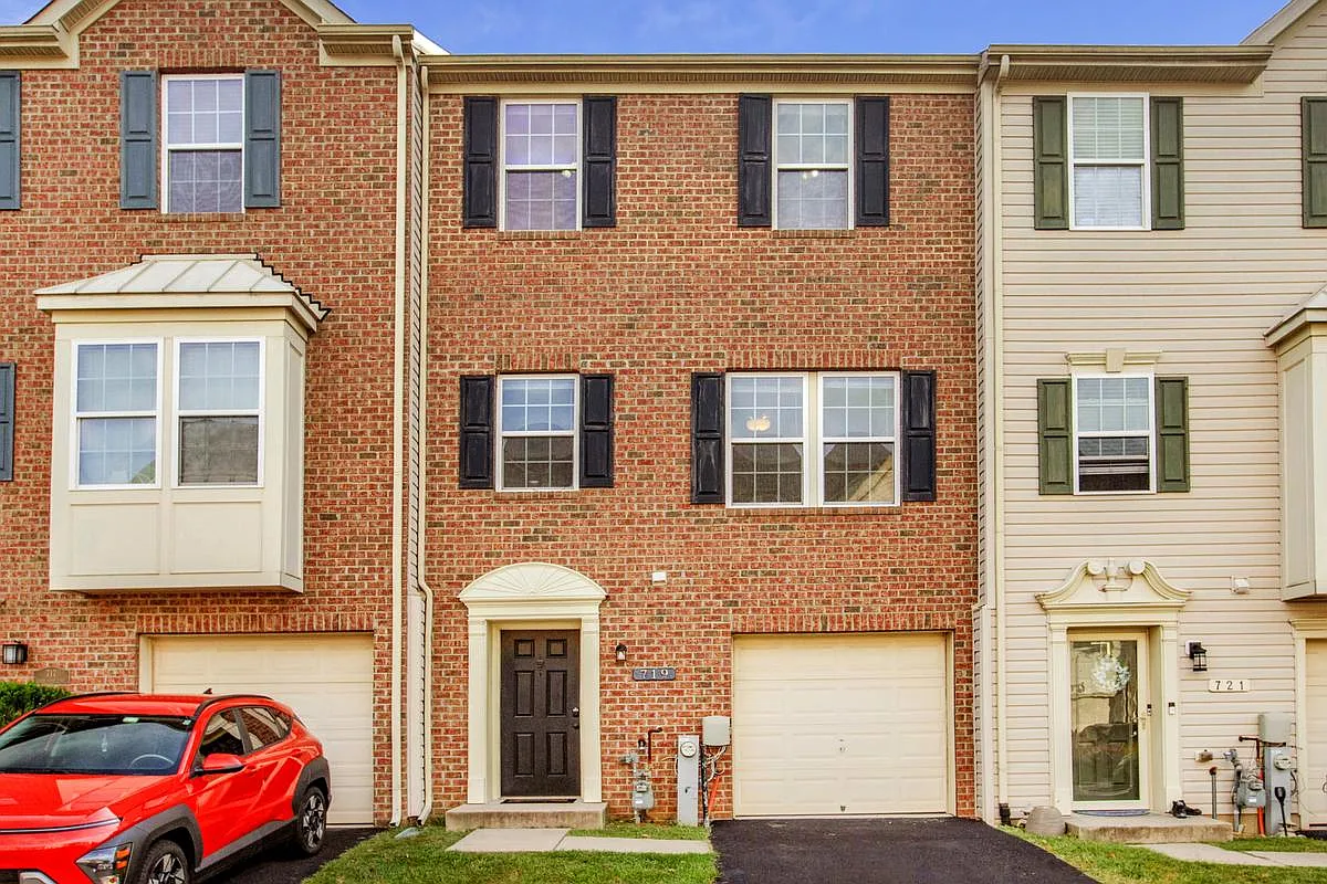 3 bed, 2.5 bath, 2200 sqft, $2,800 — Photo 2