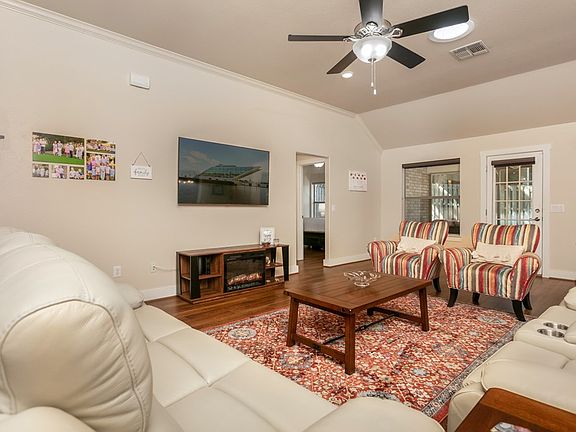 4th image of 201 E Creekview Dr