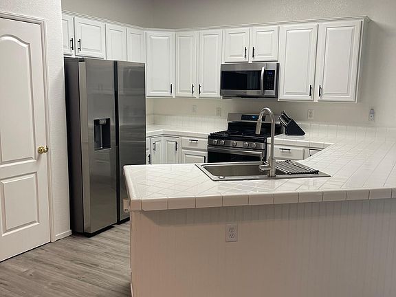 4th image of 2551 E Pryor Dr