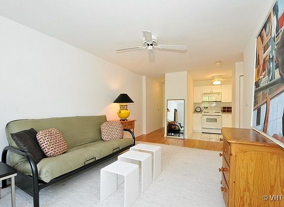3rd image of 435 W Oakdale Ave #P-3