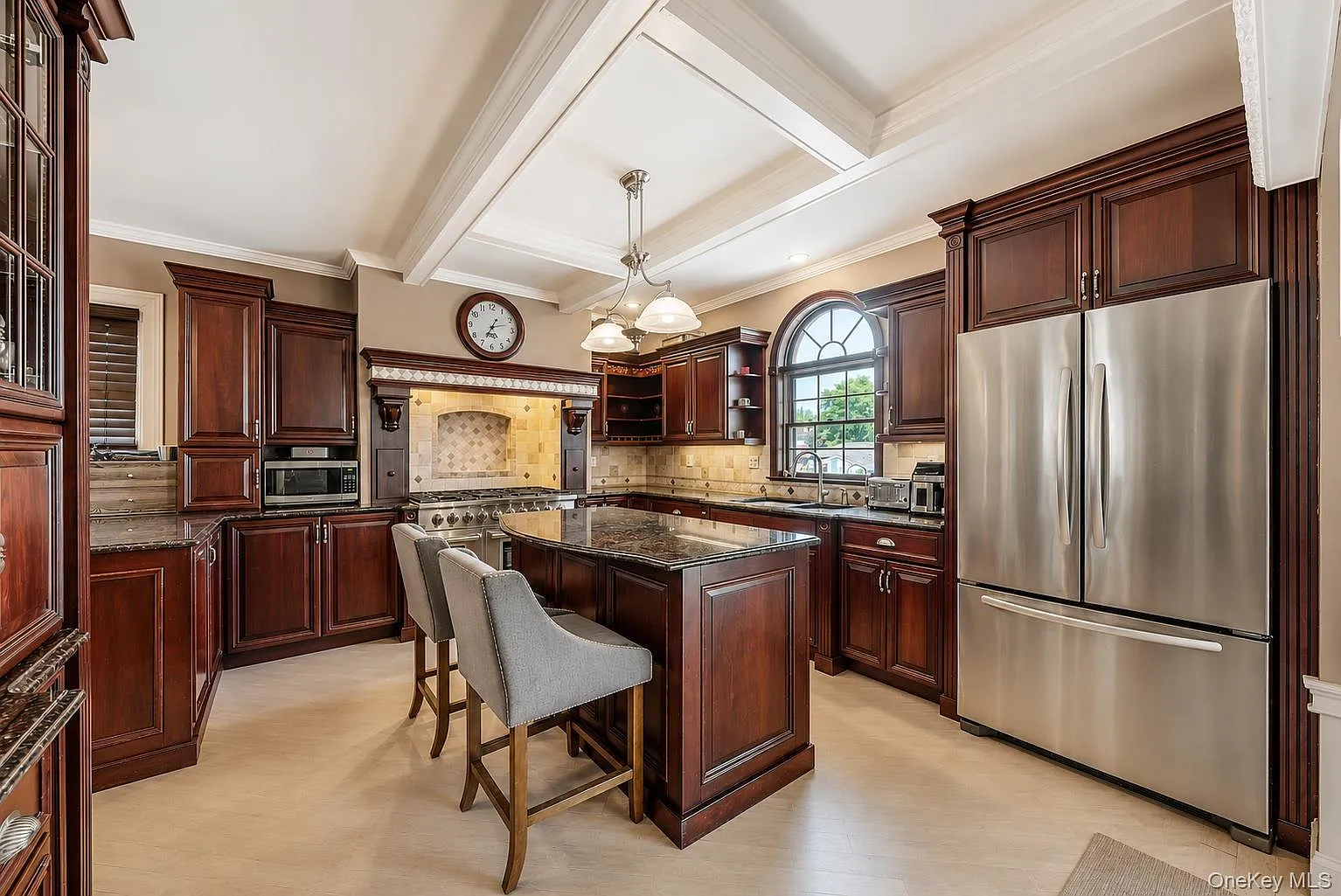 3 bed, 2.0 bath, 2040 sqft, $5,999 — Photo 3