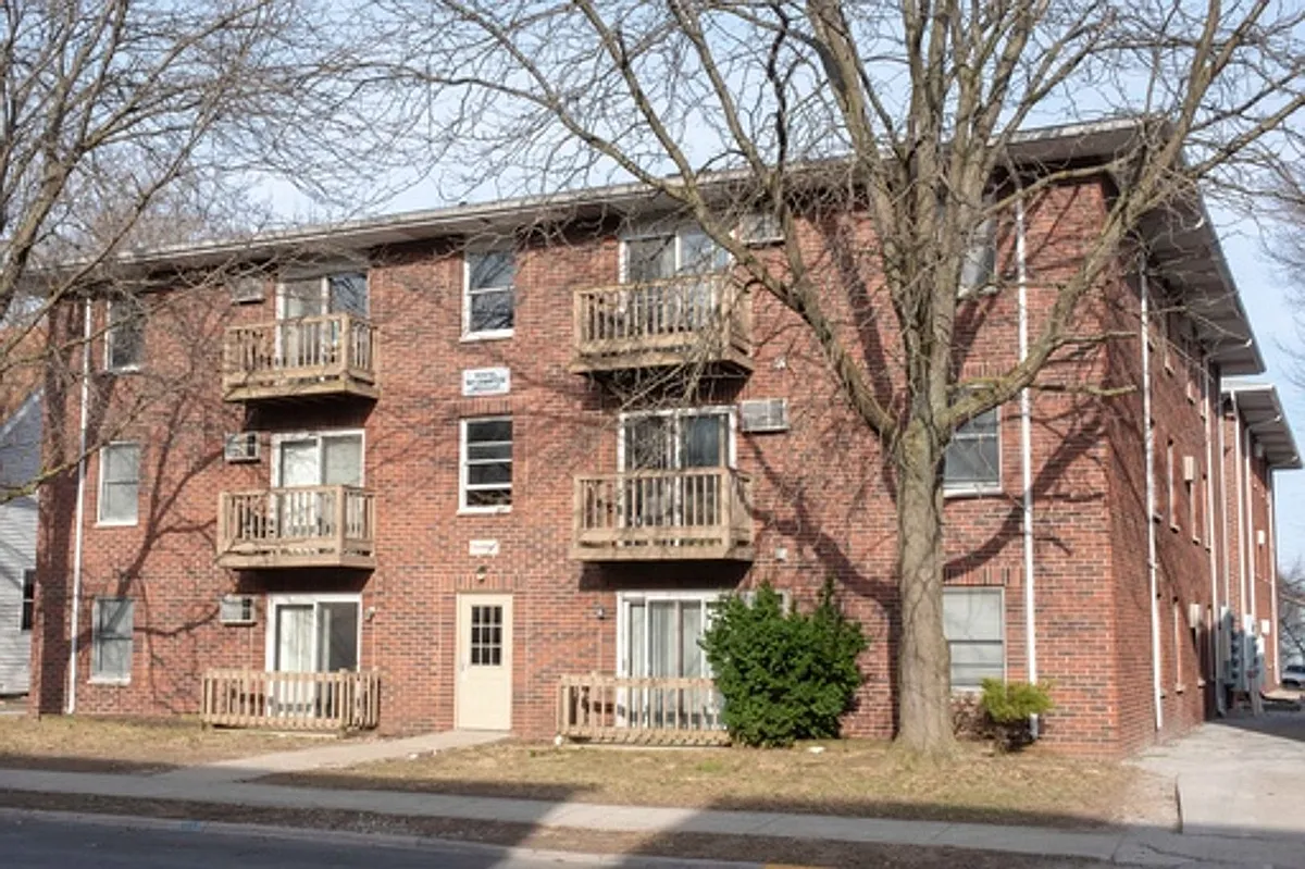 Building Photo - 518 N River Rd