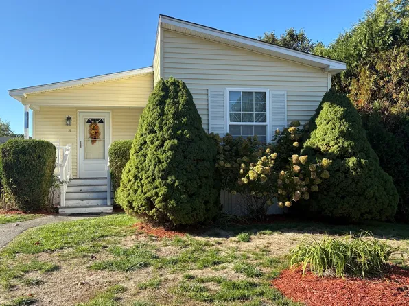 51 Cobb Brook Dr, Taunton, MA 02780