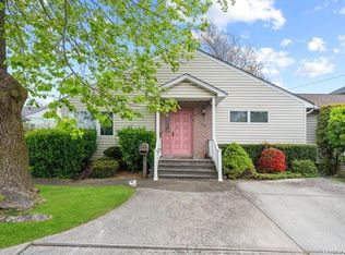 758 Princeton Rd, Franklin Square, NY 11010