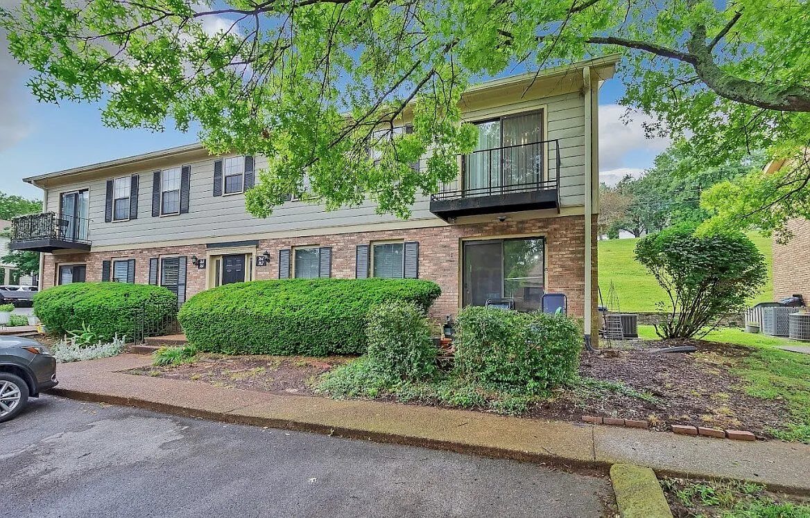 2 bed, 1.5 bath, 990 sqft, $1,800 — Photo 1