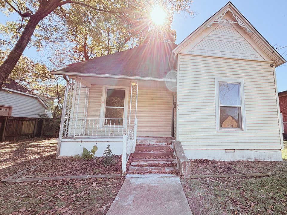 1st image of 833 W Oak Ave