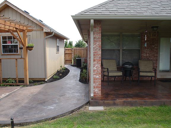 Pergola and  Workshop facing towards Long Trail Court from the rear