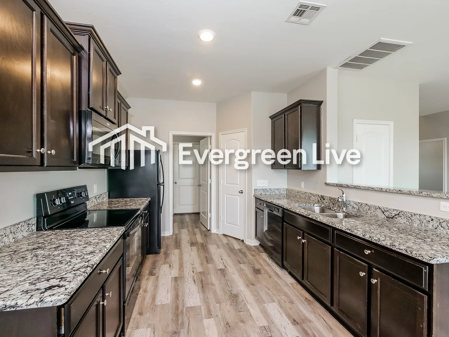 4 bed, 2.5 bath, 2210 sqft, $1,895 — Photo 4