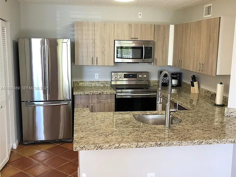 19901 E Country Club Dr #2206 — Photo 5