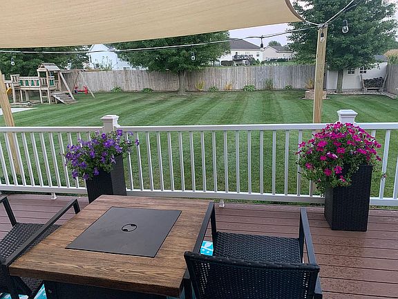 Gorgeous yard, trex decking