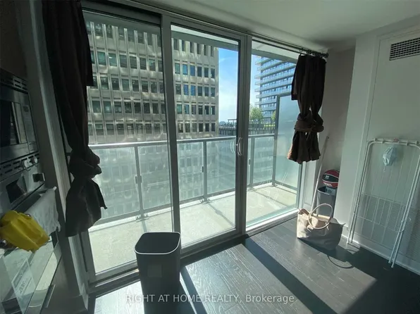955 Bay St, Toronto, ON