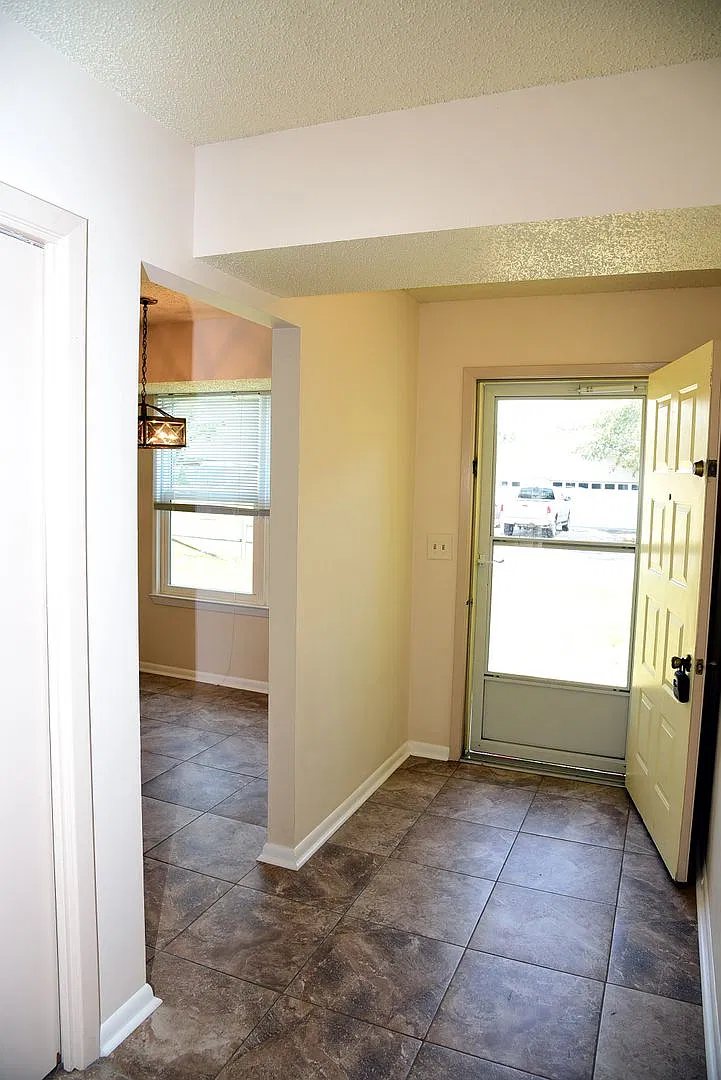 Beautiful 3 Bedroom Home in Shalimar! — Photo 2