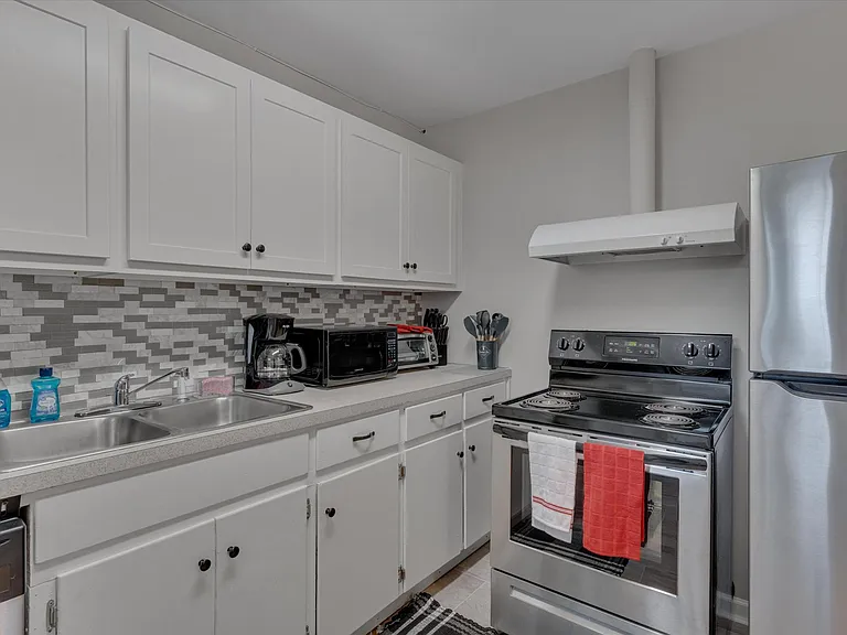 815 W Markham Ave #B — Photo 12