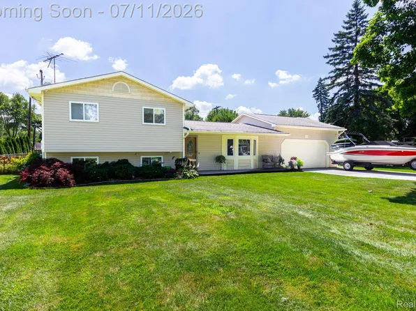 6345 Lanman Dr, Waterford, MI 48329