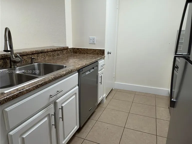 2811 N Oakland Forest Dr #102 — Photo 3